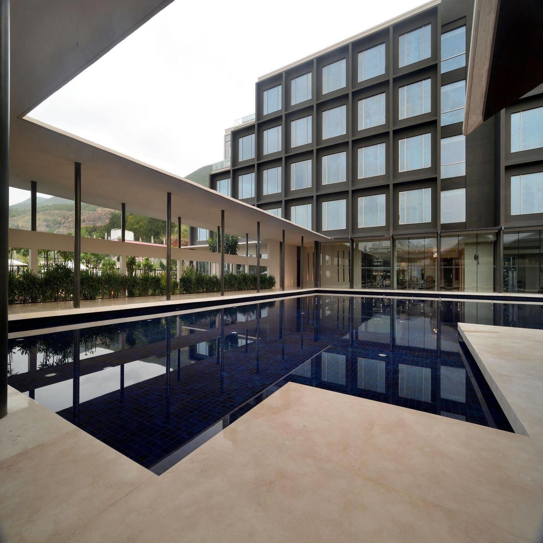 Marasa Sarovar Premiere Tirupati Exterior foto The courtyard of the hotel